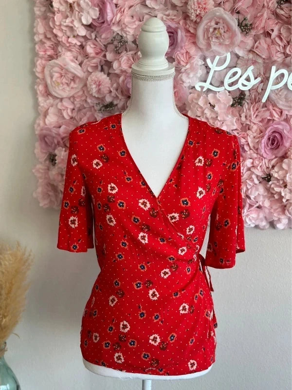 Blouse portefeuille rouge à motifs fleuris T.34