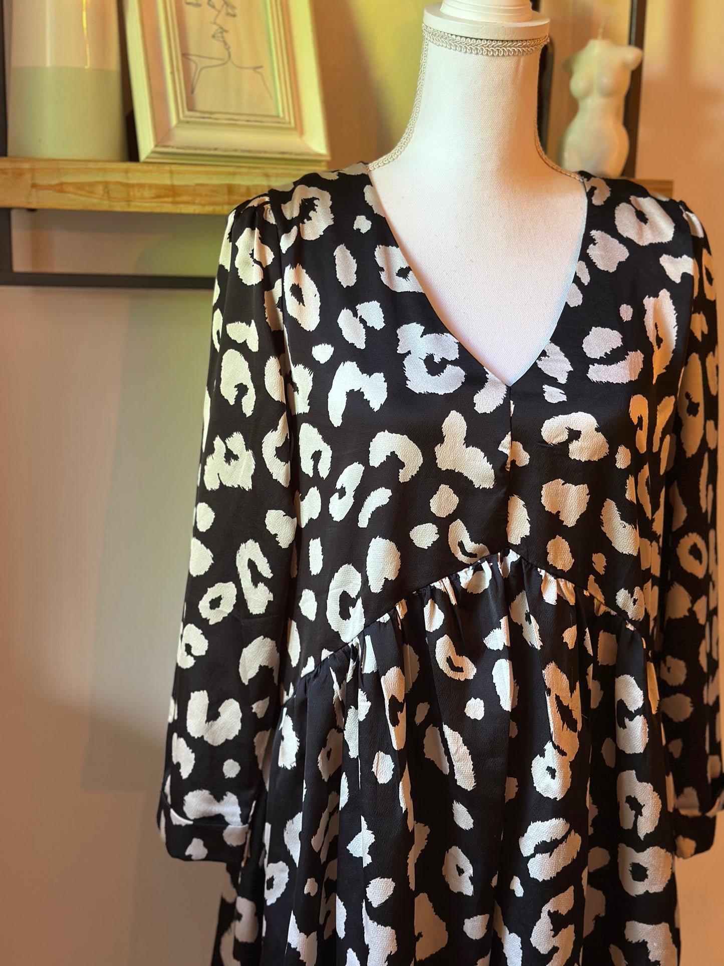 Robe fluide imprimé léopard noir et beige manches longues T.38/40