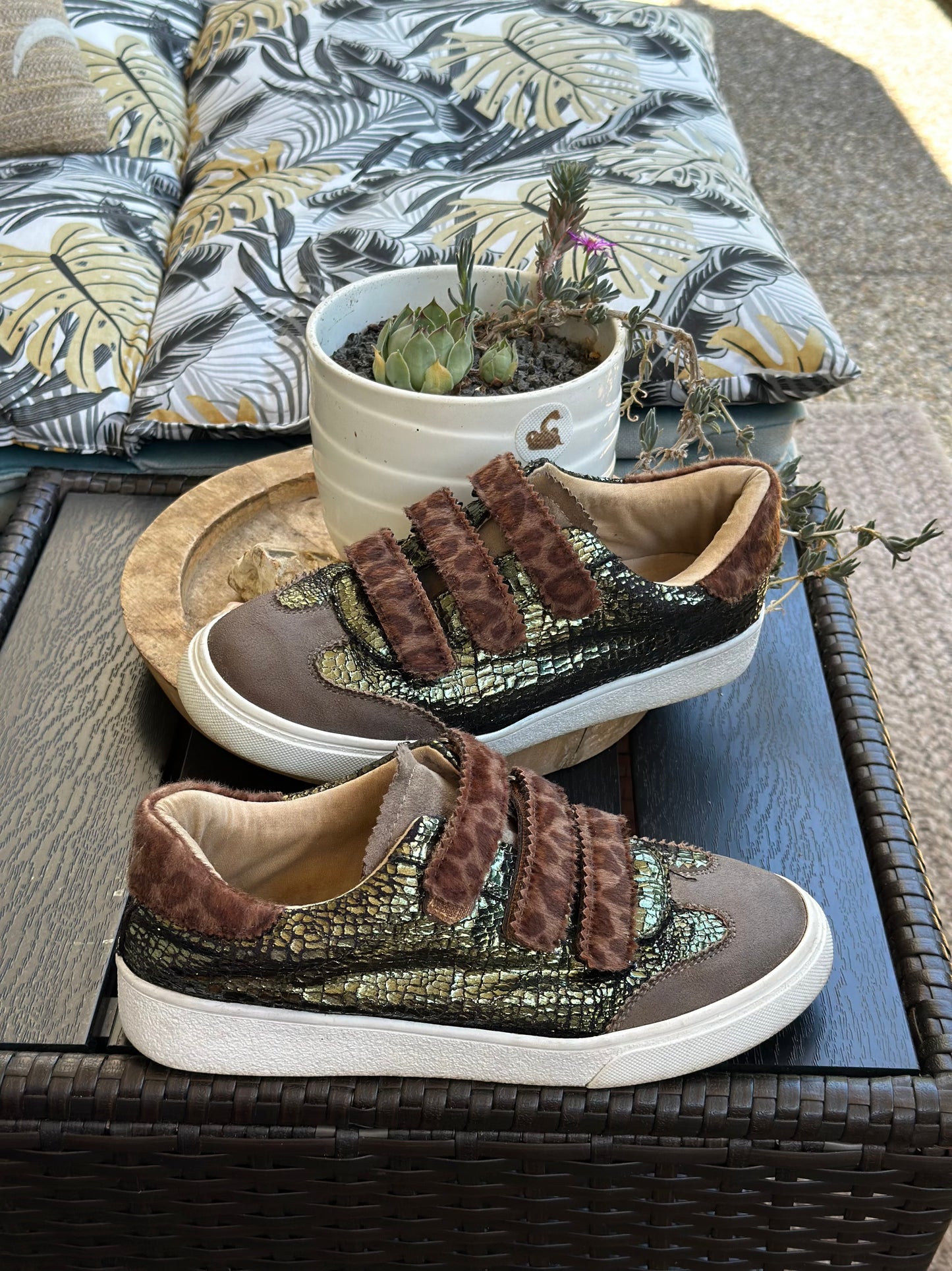 Baskets à scratch motif léopard et vert métallisé P.39