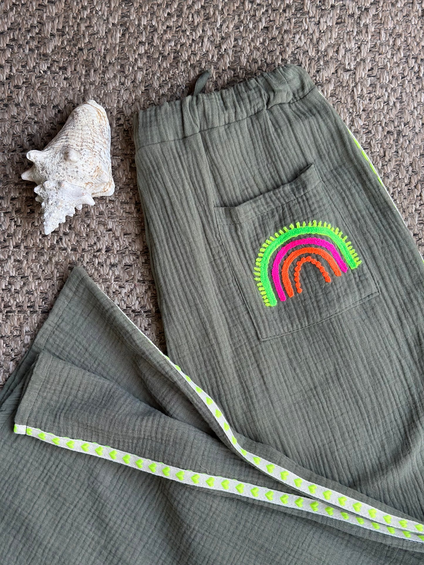 Pantalon en gaze de coton Made in Italy kaki brodé arc-en-ciel – T.U 36 à 44