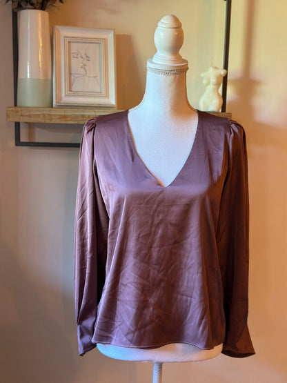 Blouse effet satiné marron clair col V satin T.40