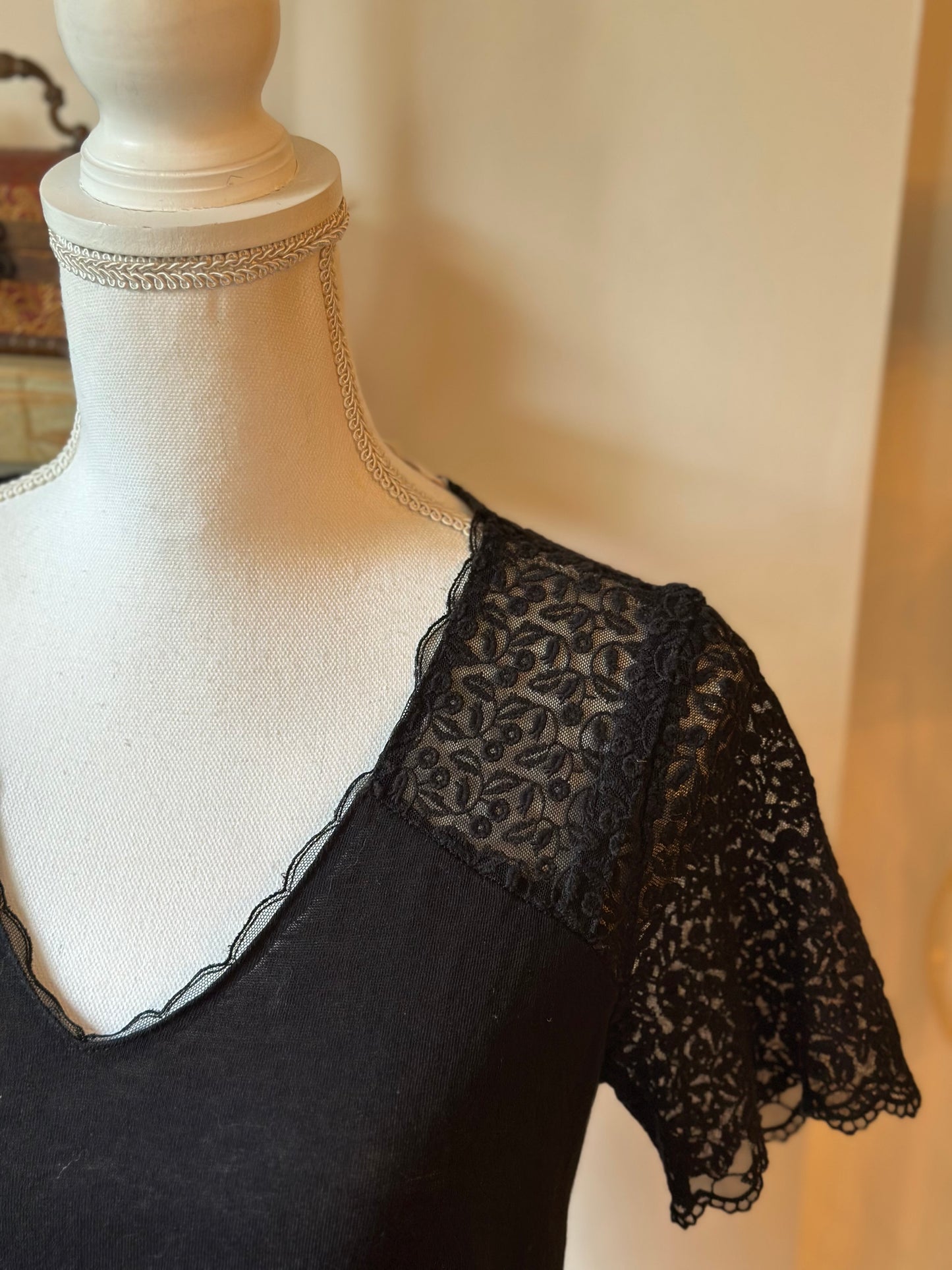 T-shirt noir à empiècements dentelle T.36