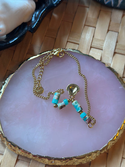 Bracelet neuf en acier inoxydable – Coquillage doré & perles bleues
