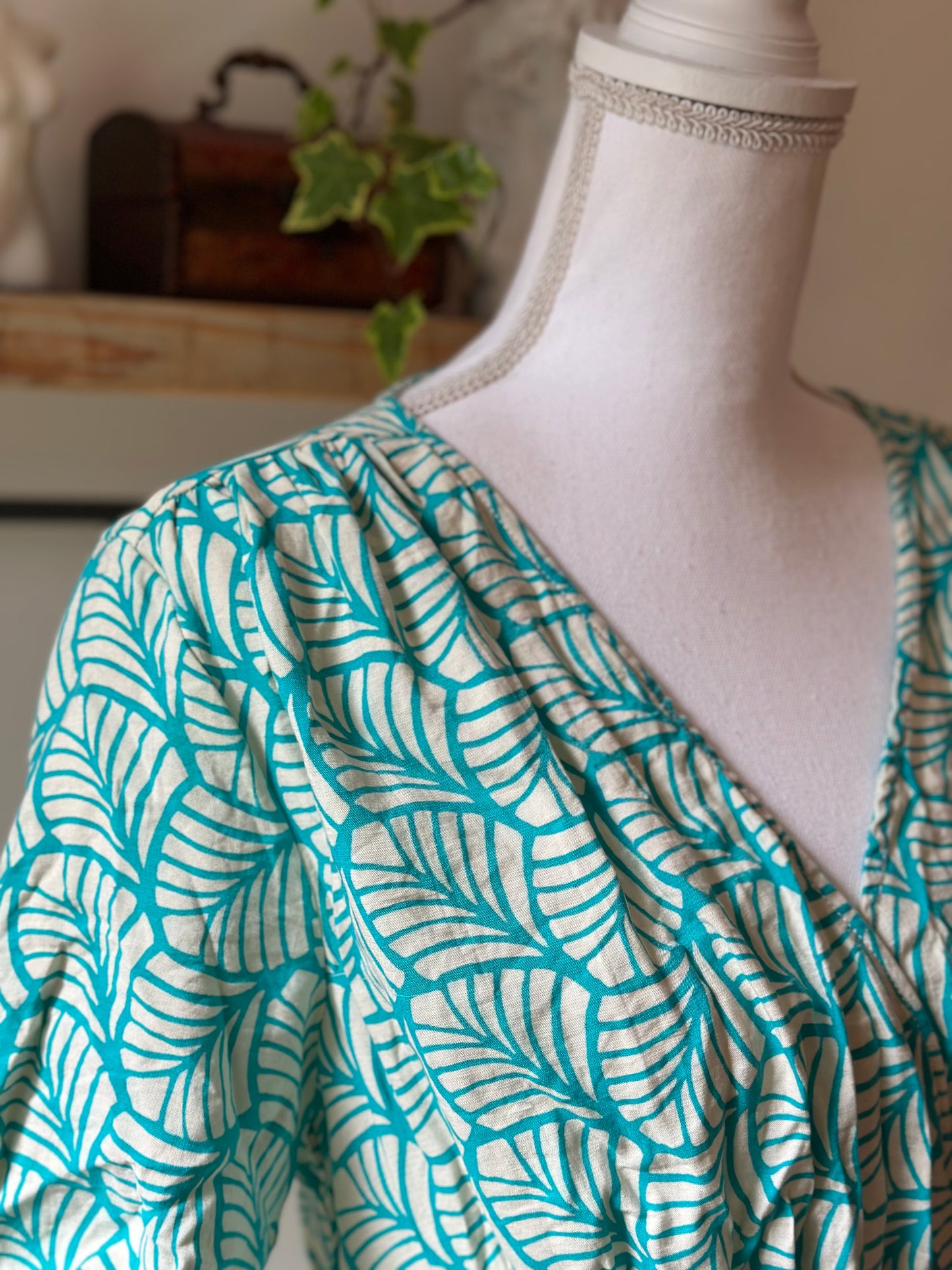 Robe d’été cache-cœur imprimé turquoise et blanc T.38