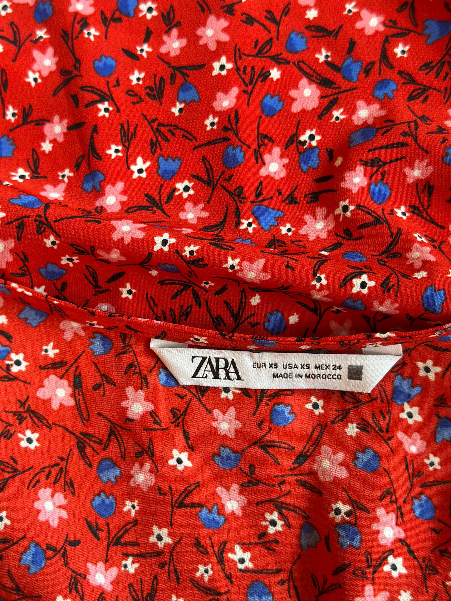 Robe fluide fleurie rouge T.34