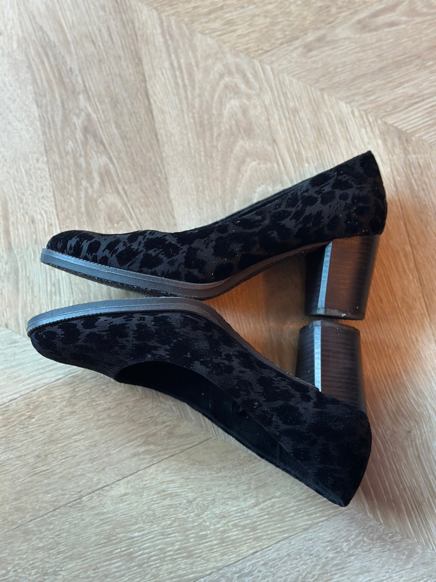 Escarpins noirs motif ton sur ton talon bloc – T.40