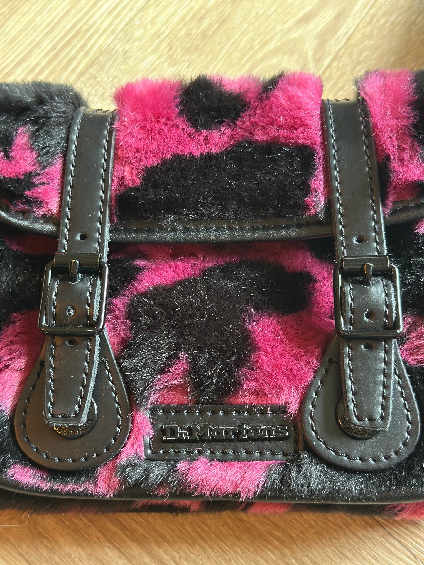 Sac bandoulière imprimé vache rose noir Dr Martens