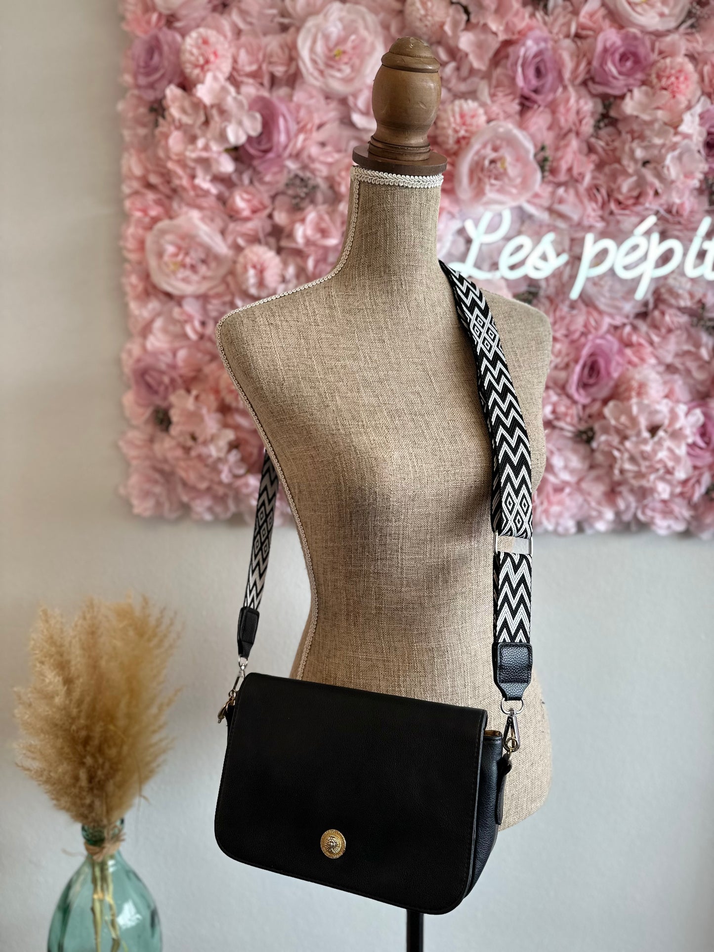 Sac en bandoulière noire en cuir avec détails dorés vintage