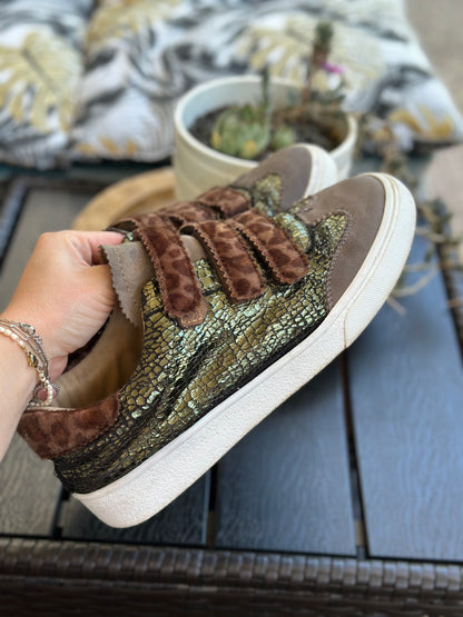 Baskets à scratch motif léopard et vert métallisé P.39