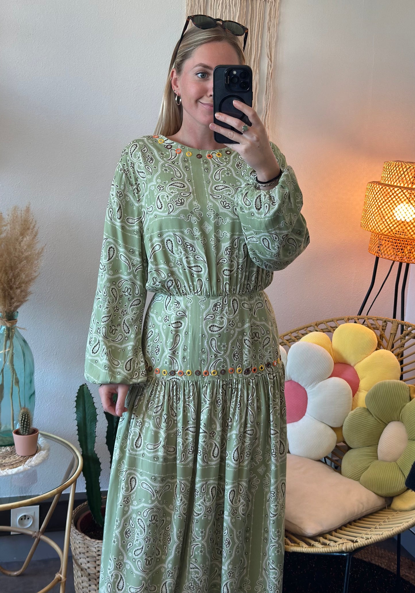 Belle robe longue vert clair à motifs bandana T.40