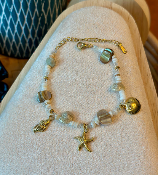 Bracelet coquillages dorés et perles – Neuf