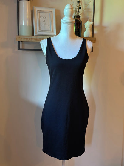 Robe courte noire dos ouvert texturée T.38