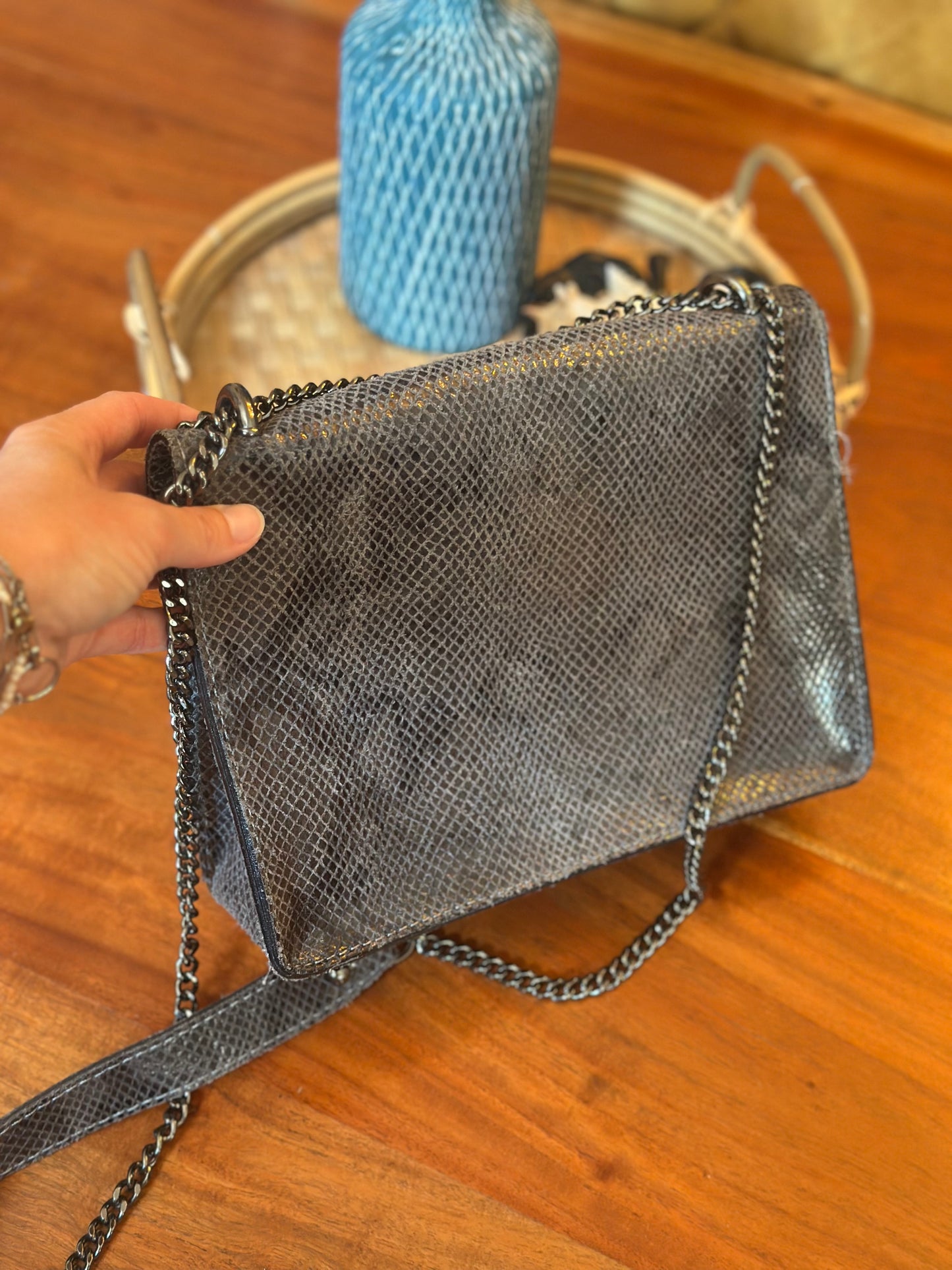 Sac en cuir imprimé python noir et gris – Chaîne métal ajustable