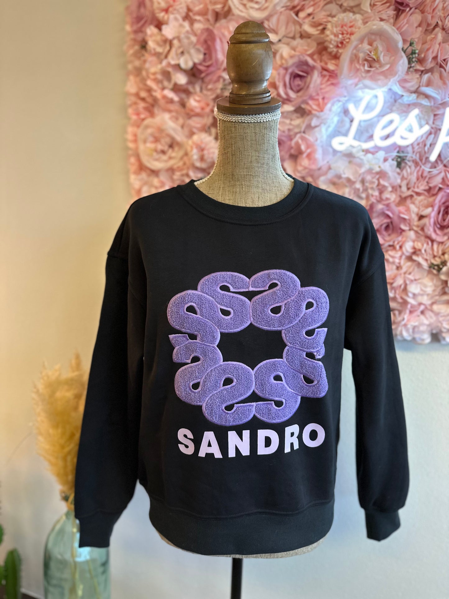 Sweat noir motif liberty à logo violet T.36