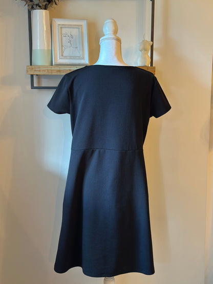 Robe droite noire col détail œillets T.46