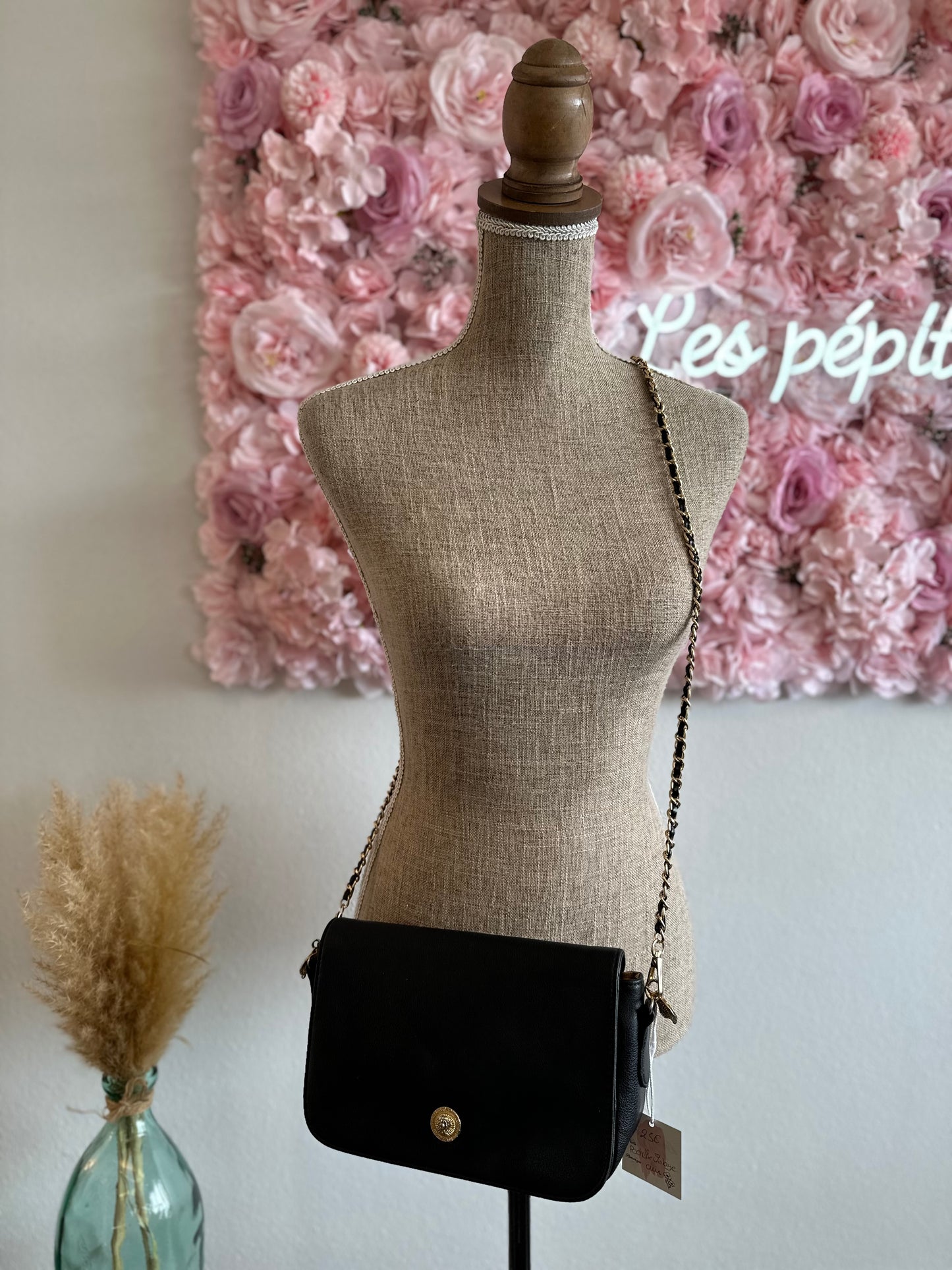 Sac en bandoulière noire en cuir avec détails dorés vintage