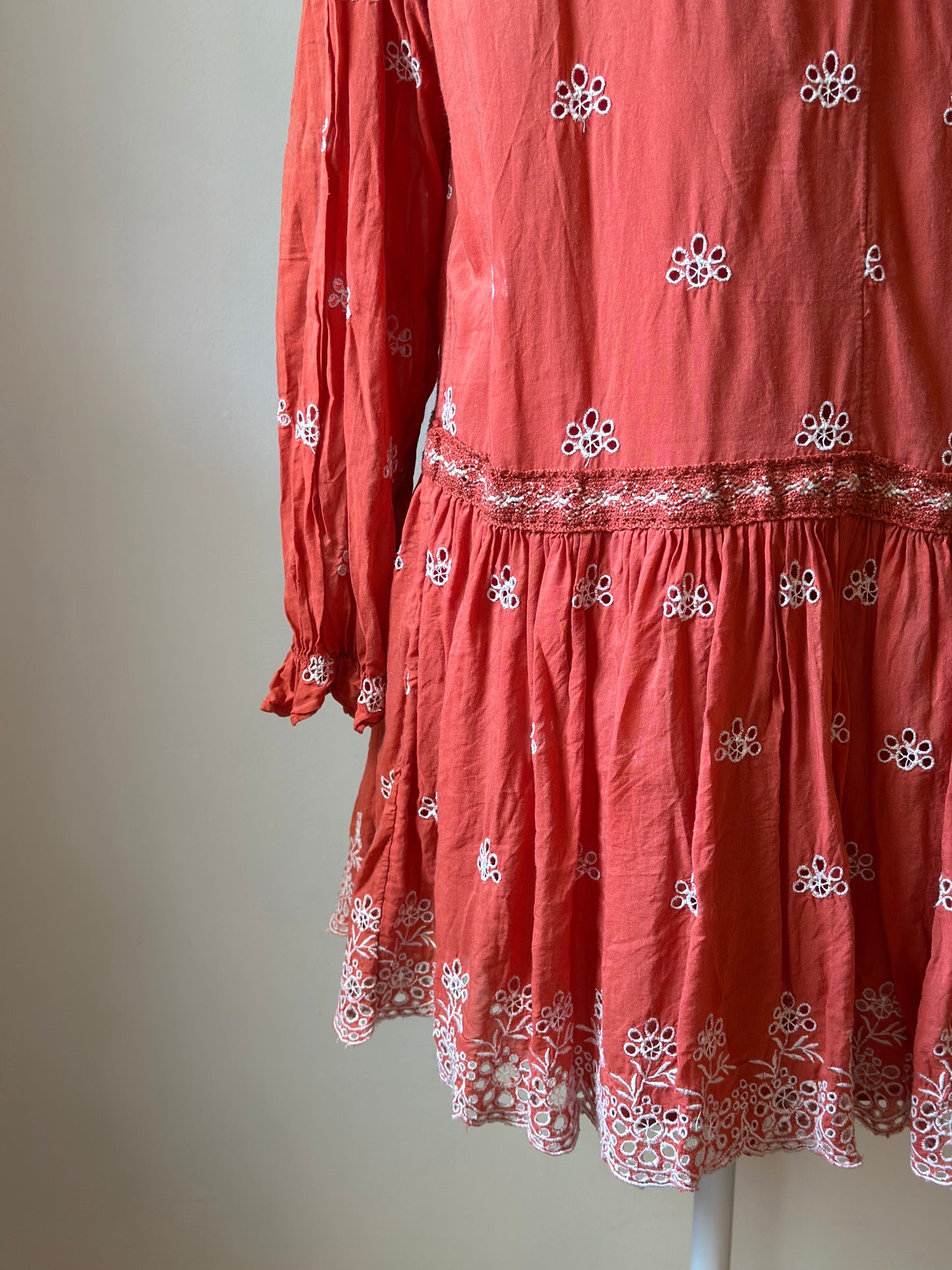 Robe bohème corail brodée fleurs blanches T.36