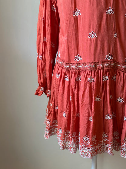 Robe bohème corail brodée fleurs blanches T.36