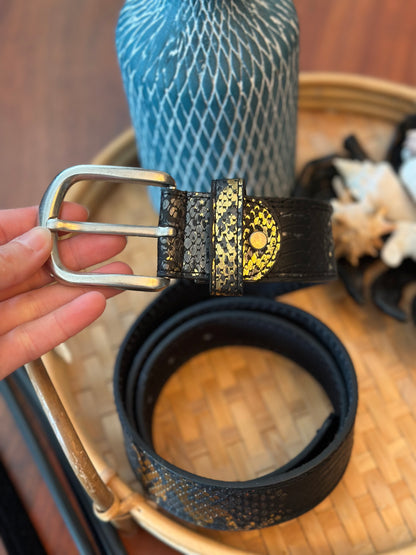 Ceinture noire effet python doré – 95 cm – Neuve