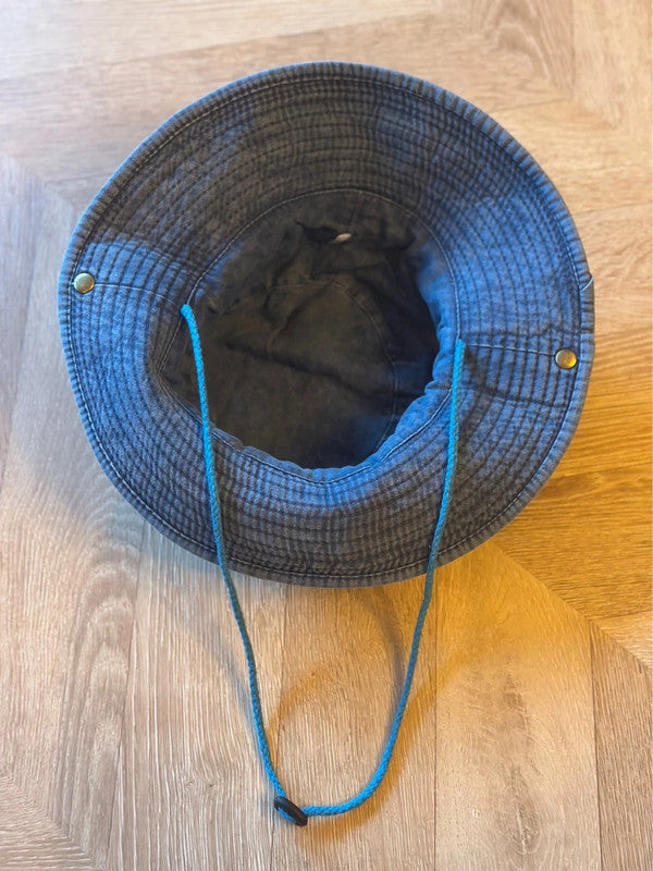 Chapeau unisexe bleu effet denim avec cordon neuf