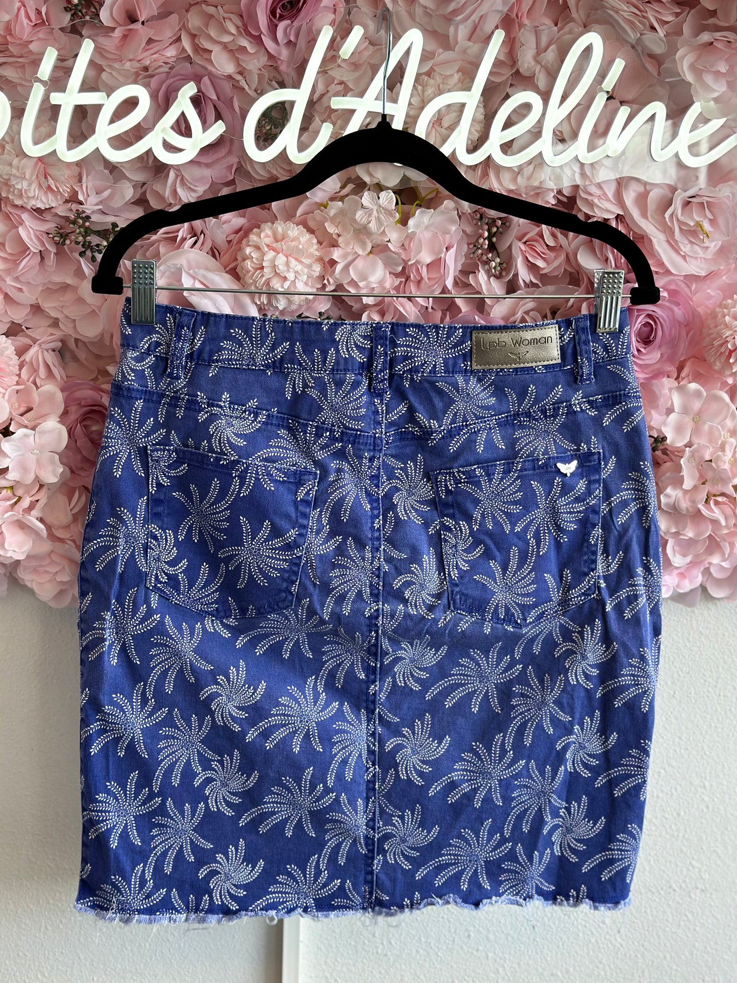 Jupe en jean bleu avec imprimé feuilles blanches style palmiers T.40