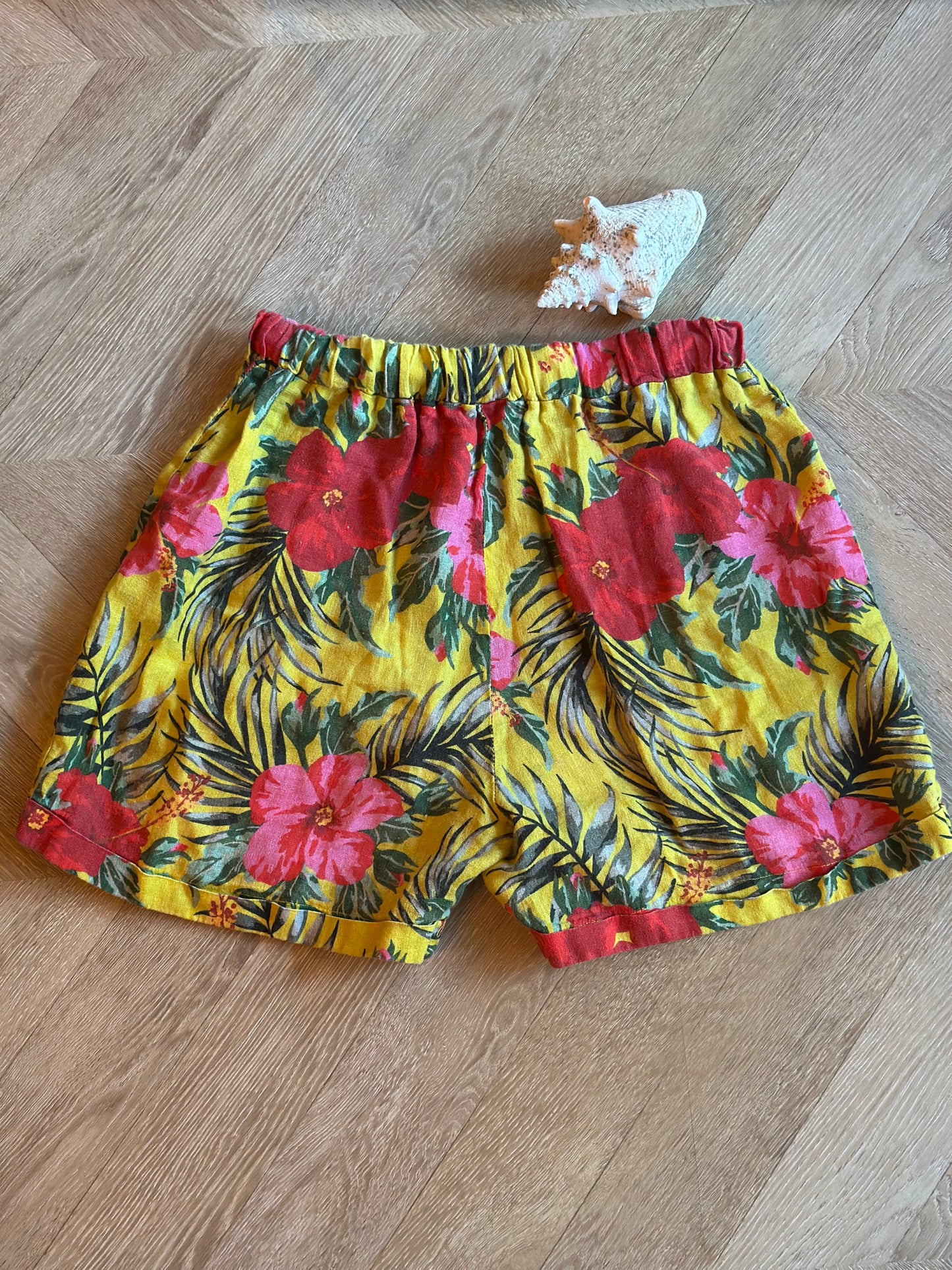 Short en lin imprimé tropical jaune T.40