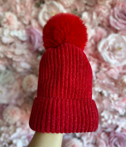 Bonnet en velours rouge à pompon T.U