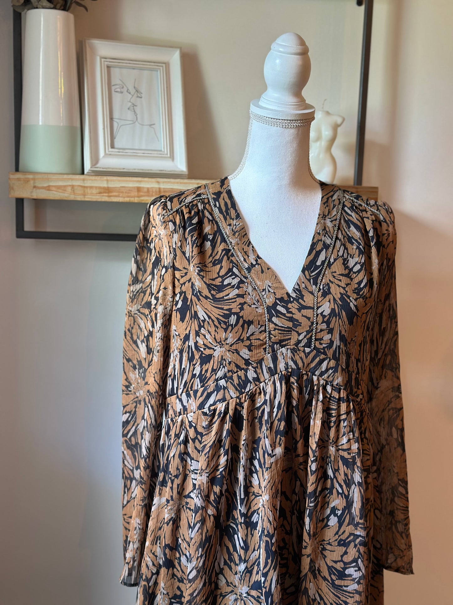 Robe fluide volantée imprimé noir col V manches longues T.38