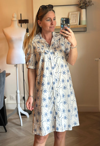 Robe blanche d’été brodée de fleurs bleues T.36