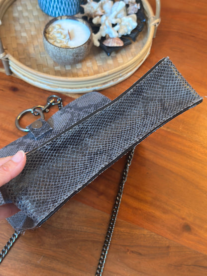 Sac en cuir imprimé python noir et gris – Chaîne métal ajustable
