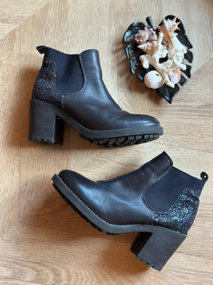 Bottines en cuir noir à empiècement pailleté P.37