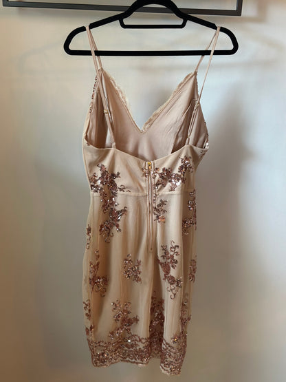Robe courte à sequins beige rosé bretelles fines T.36
