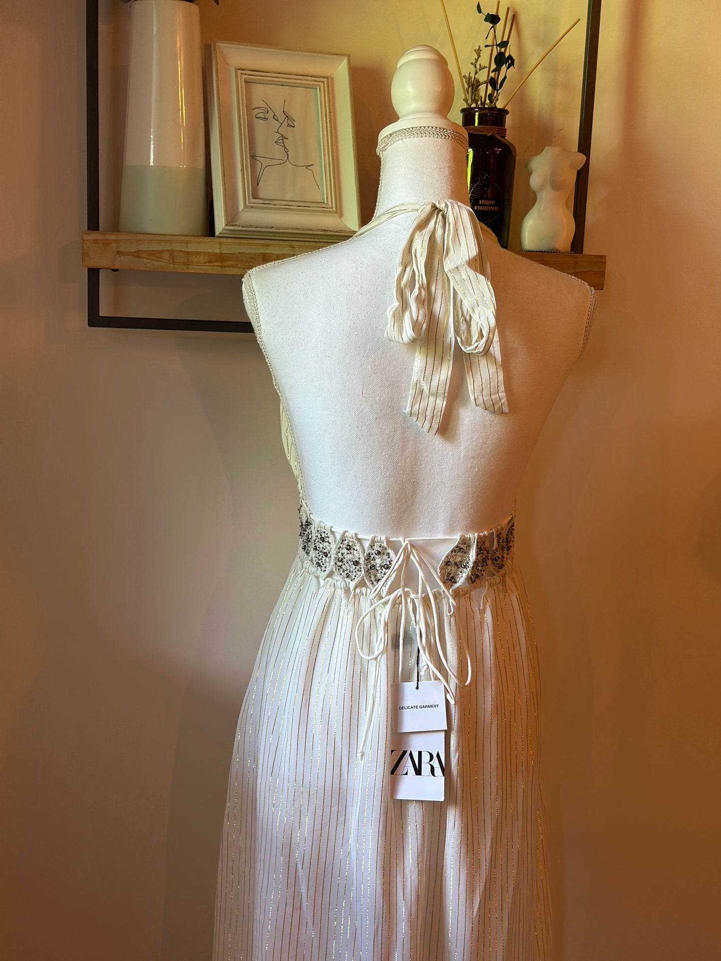 Robe longue dos nu écrue et dorée T.34