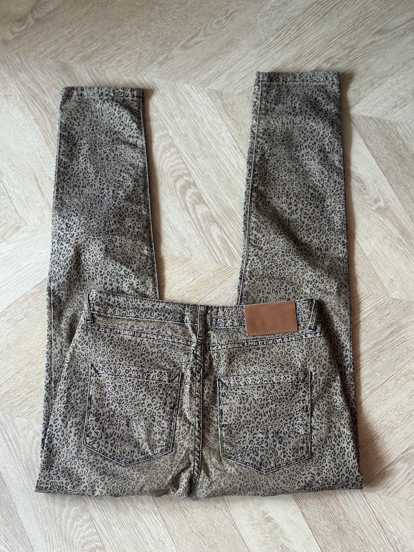Pantalon slim imprimé léopard en coton T.36