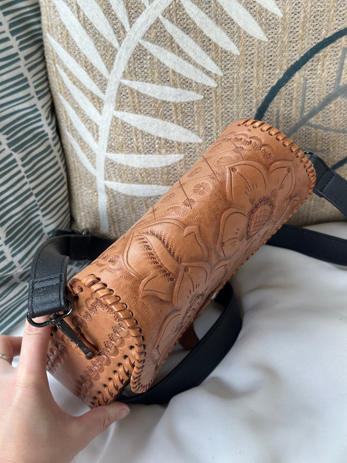 Sac bandoulière cuir artisanal camel gravé fleurs