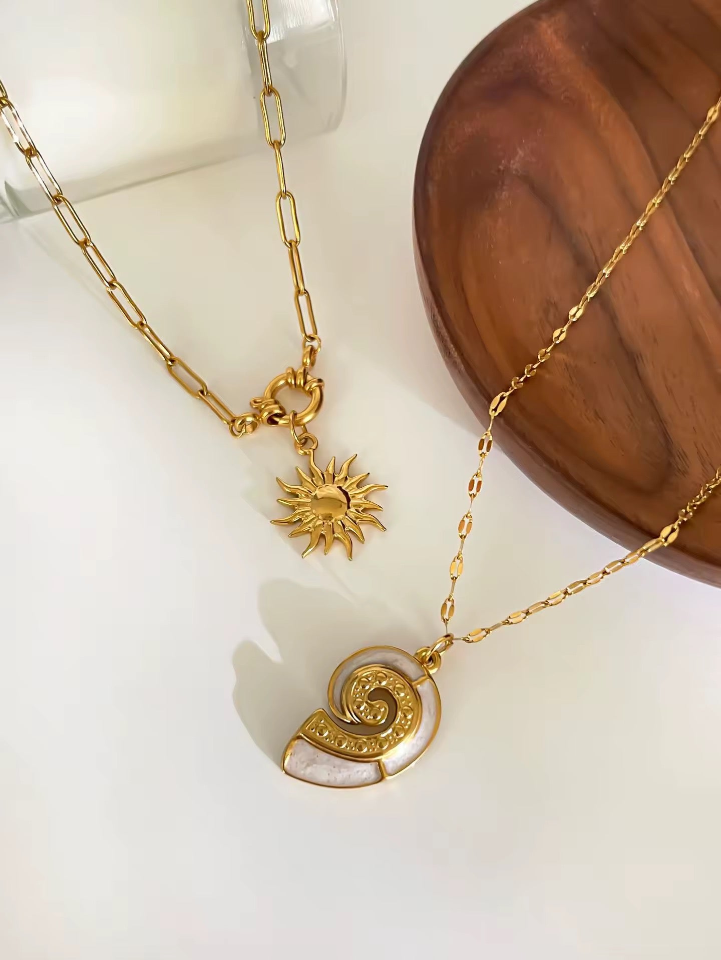 ✨ Duo de colliers dorés “Soleil & Coquillage” – Acier inoxydable (vendus ensemble)