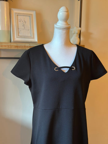 Robe droite noire col détail œillets T.46