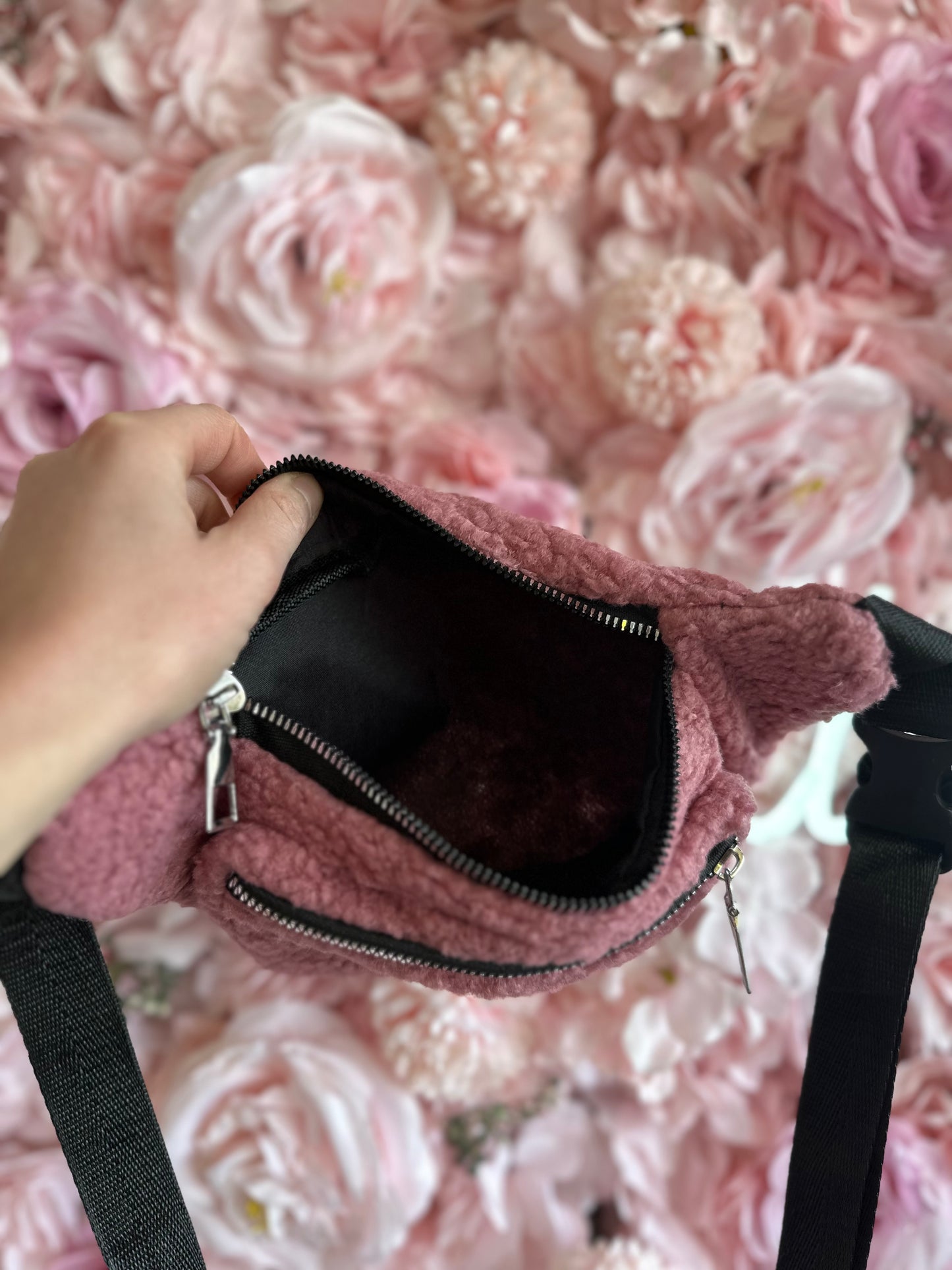 Sac banane rose effet peluche en moumoute