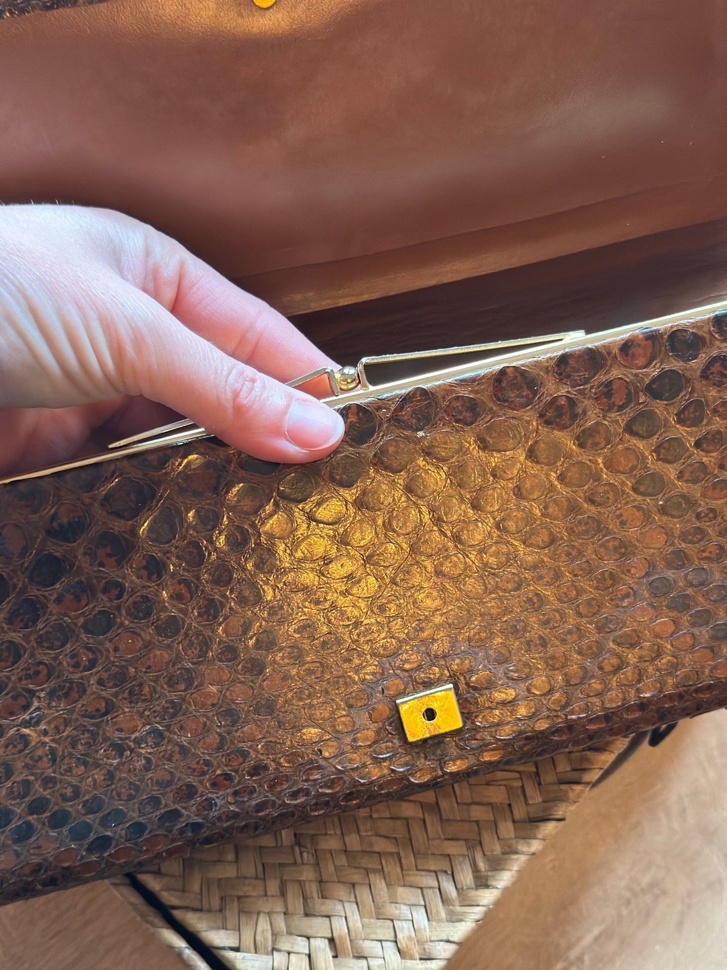 Pochette vintage cuir de reptile effet peau de serpent brun années 70 – 26 cm