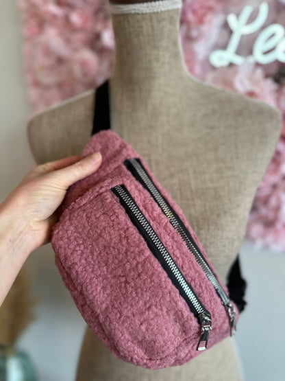 Sac banane rose effet peluche en moumoute