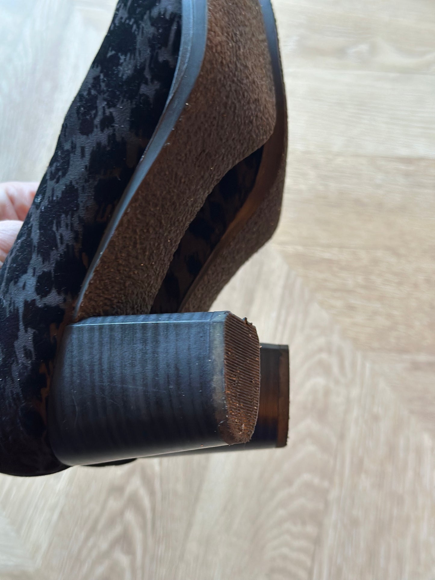 Escarpins noirs motif ton sur ton talon bloc – T.40