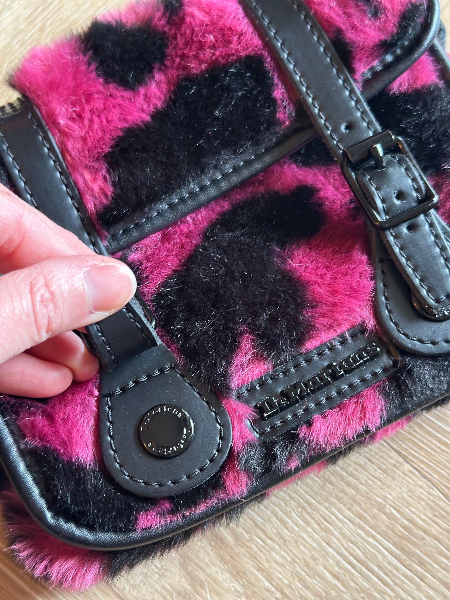 Sac bandoulière imprimé vache rose noir Dr Martens