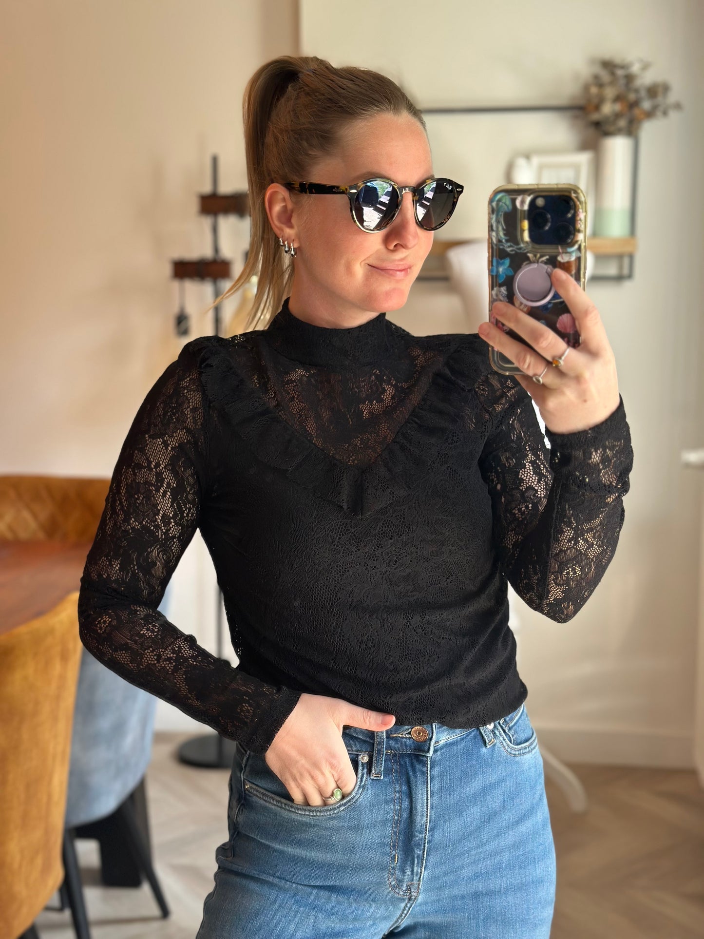 Top noir en dentelle T.34