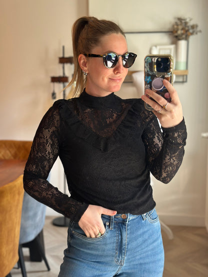 Top noir en dentelle T.34