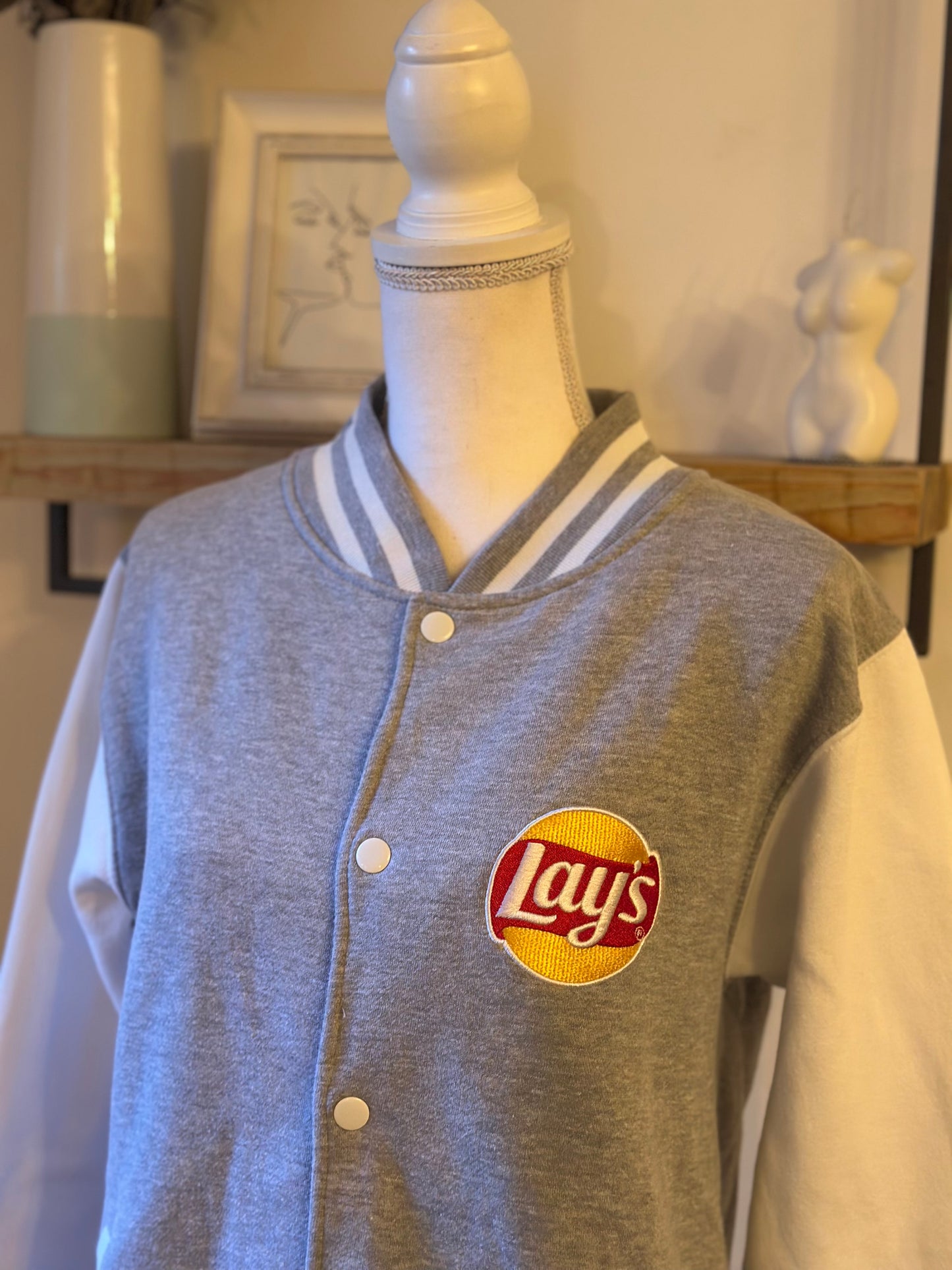 Veste teddy varsity gris et blanc logo Lay’s brodé T.38/40