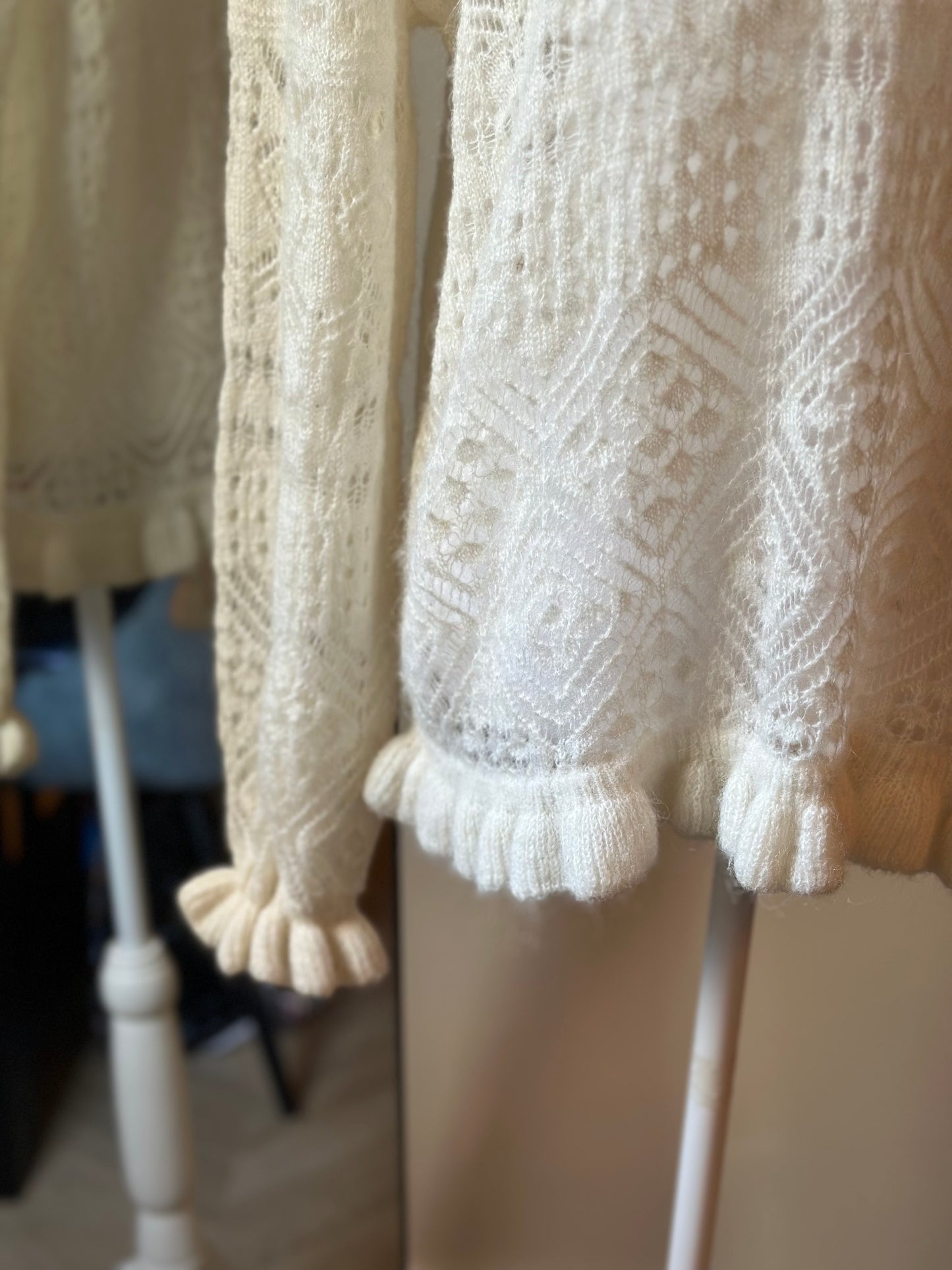 Pull blanc en maille fine ajourée en laine T.42