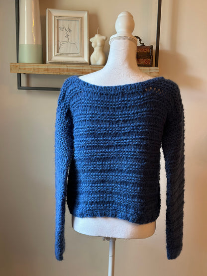 Pull en laine bleu col V fait main – pièce unique T.S/M