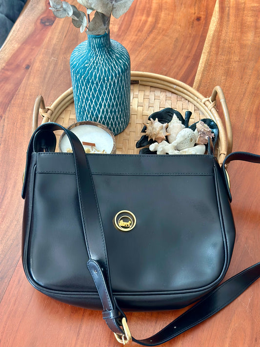 Sac à bandoulière modèle vintage 80/90s’ noir – cuir lisse logo doré