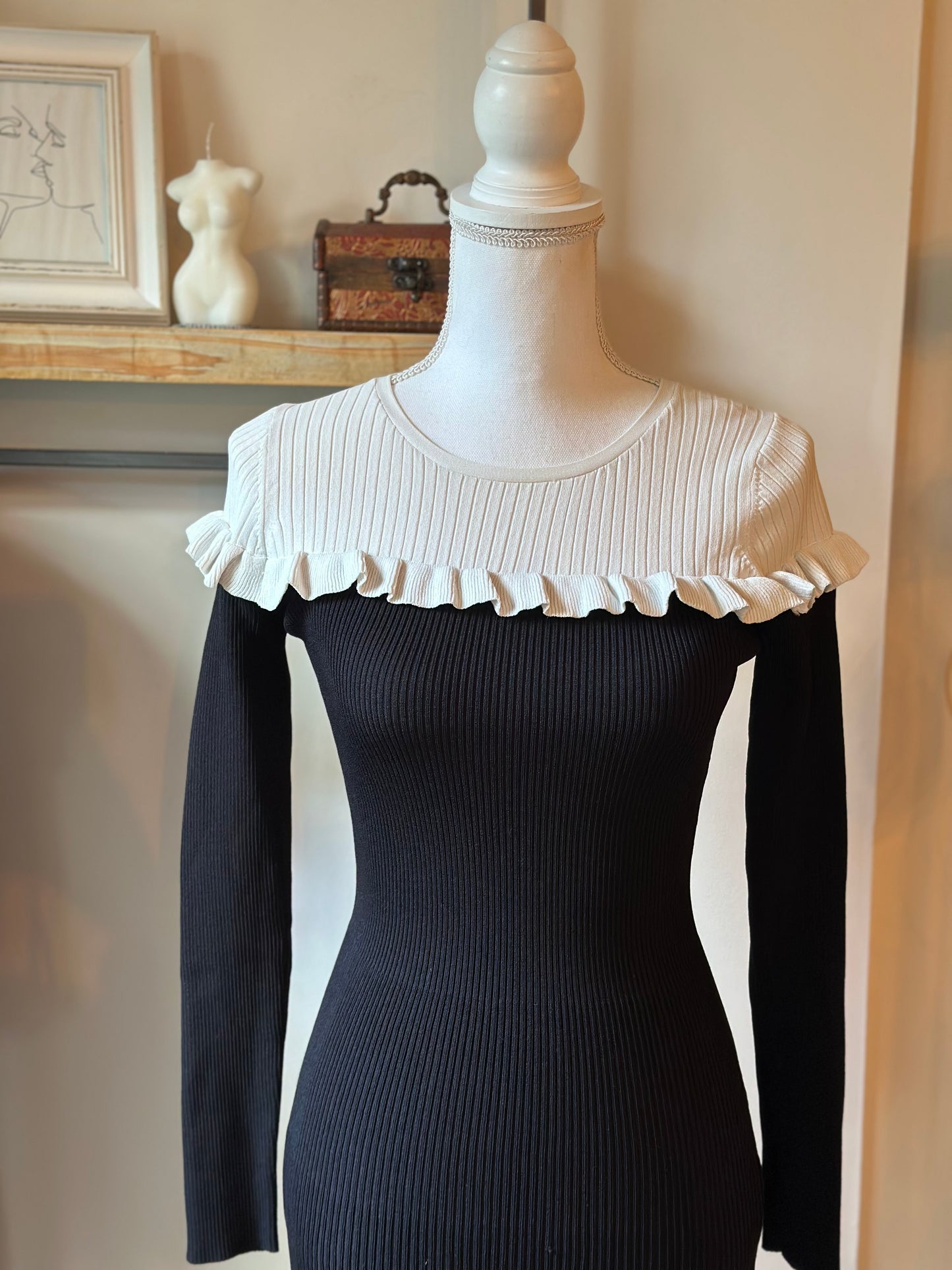 Robe en maille côtelée bicolore à volants T.38