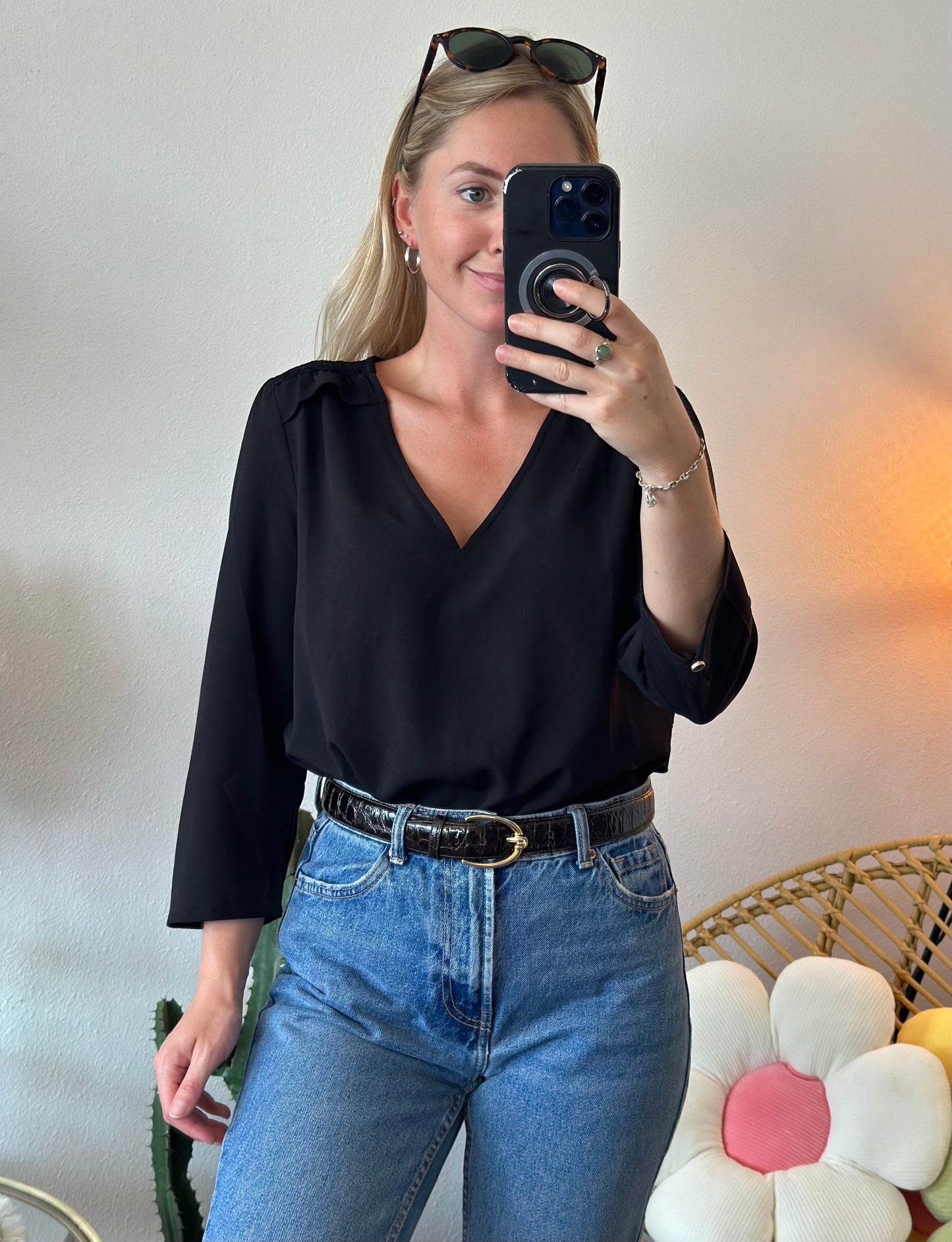 Blouse fluide noire avec dentelle fleurie au dos, T.38